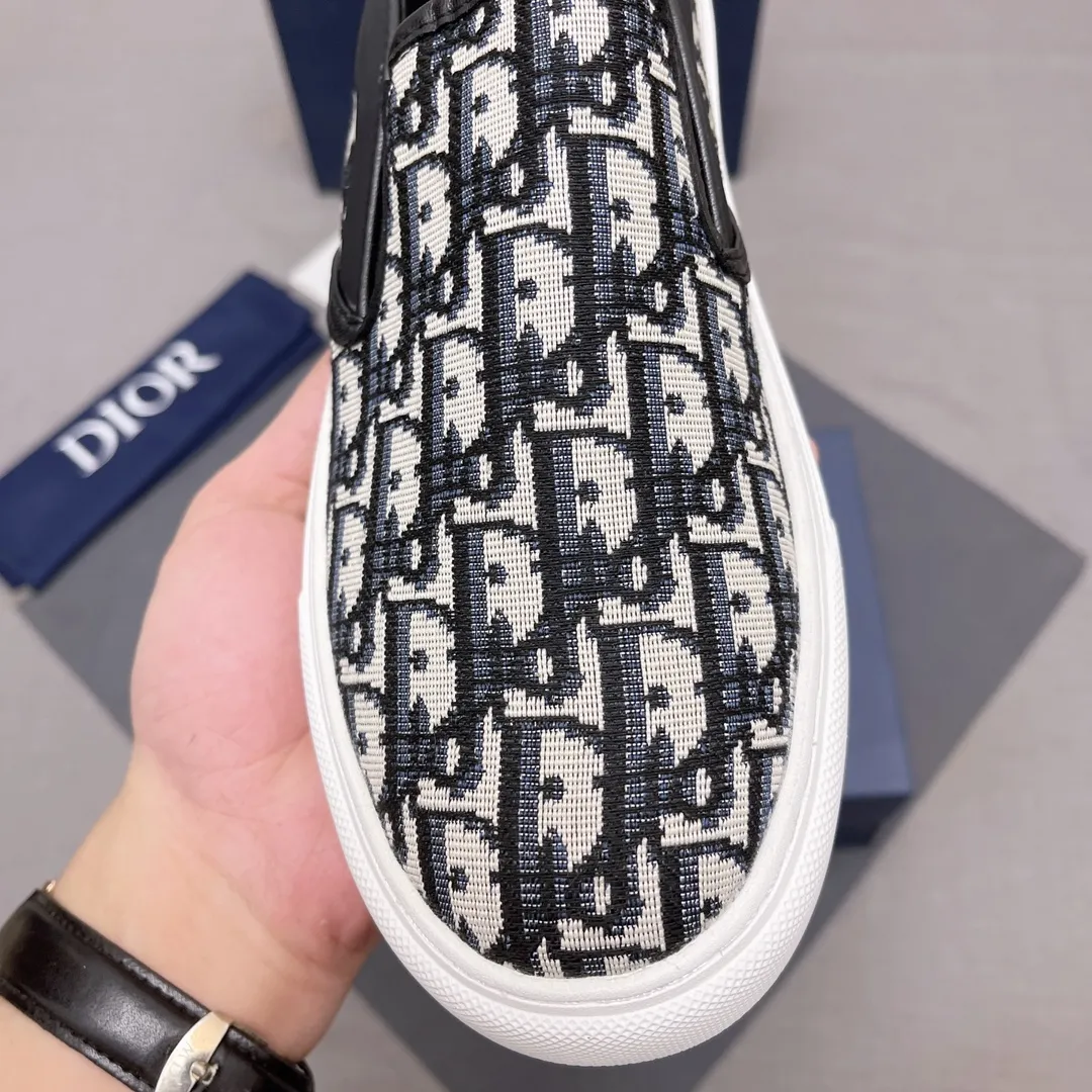 P380, Dior series casual shoes 👟🔥[Dior] Dior's new casual men's shoes are launched in Hong Kong counters. Official website 1:1 production. Original Italian materials. Designed by European and American masters. Perfect shape to create counter quality, solid color rubber wear-resistant outsole and classic dazzling head! Super versatile and very comfortable. High-end without losing taste, fashionable and novel! ! Absolute focus! Code number: 38-44, four colors available (45 can be customized, cannot be returned or exchanged) No. 005